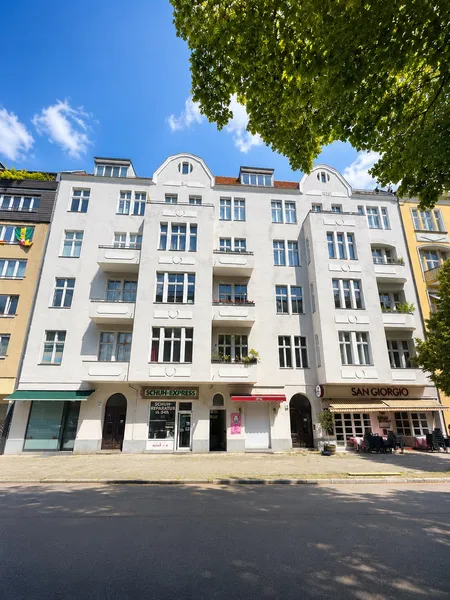 Exklusives Wohnen auf Zeit - Sanierter Altbau mit Kamin in begehrter Lage — photo 1
